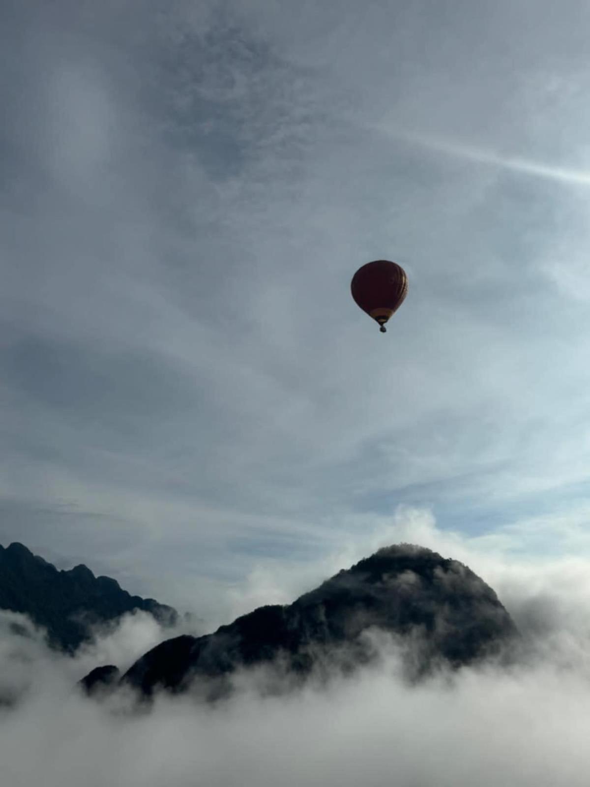 Sky Hotel Vangviang Kültér fotó