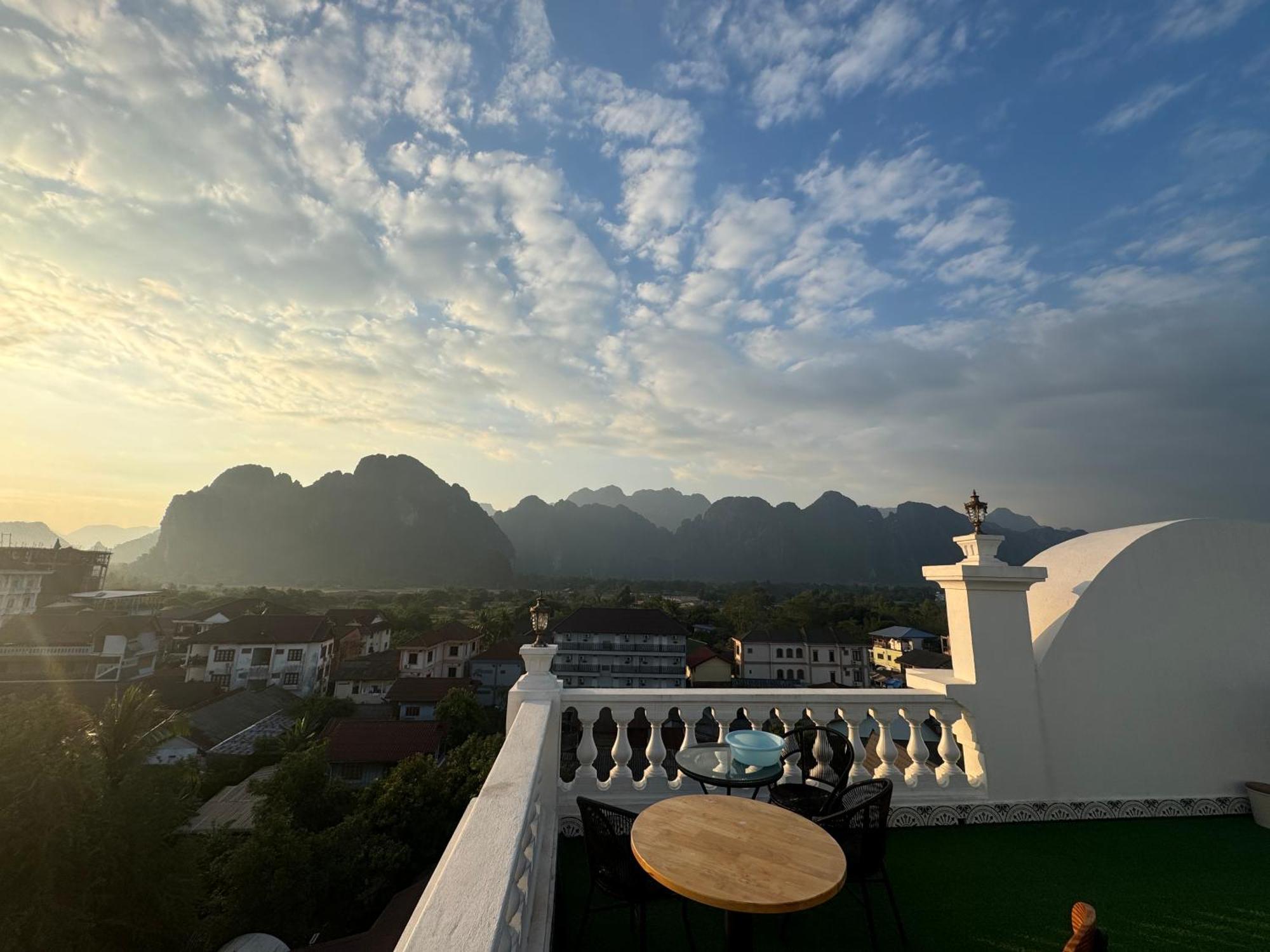 Sky Hotel Vangviang Kültér fotó