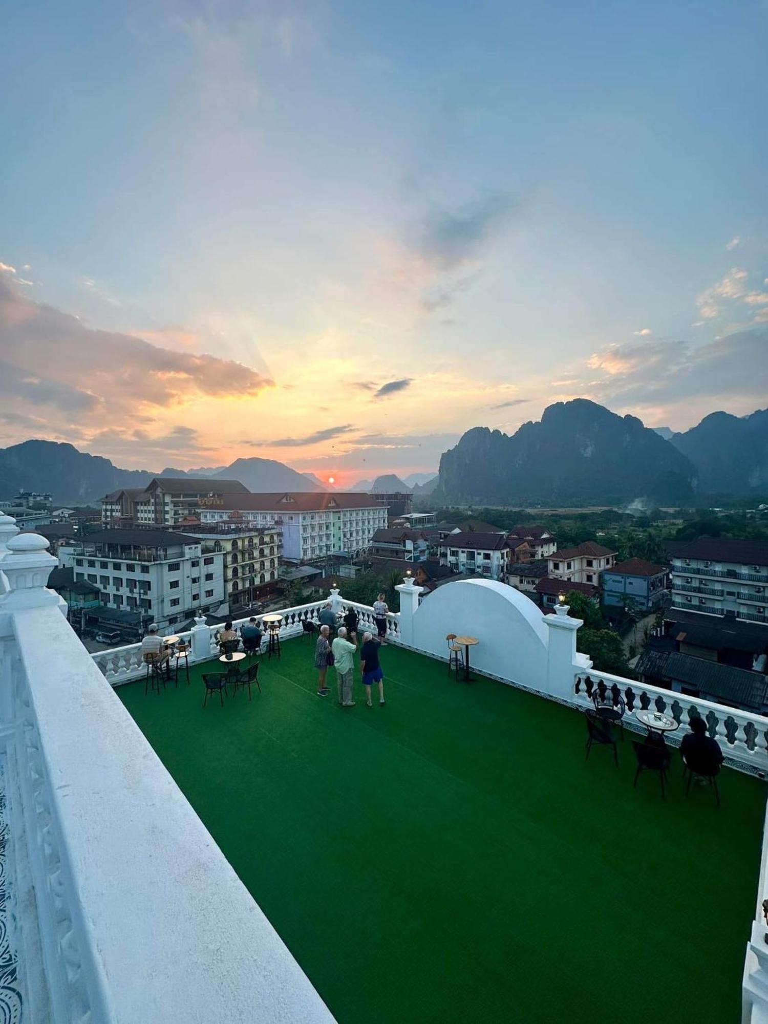 Sky Hotel Vangviang Kültér fotó