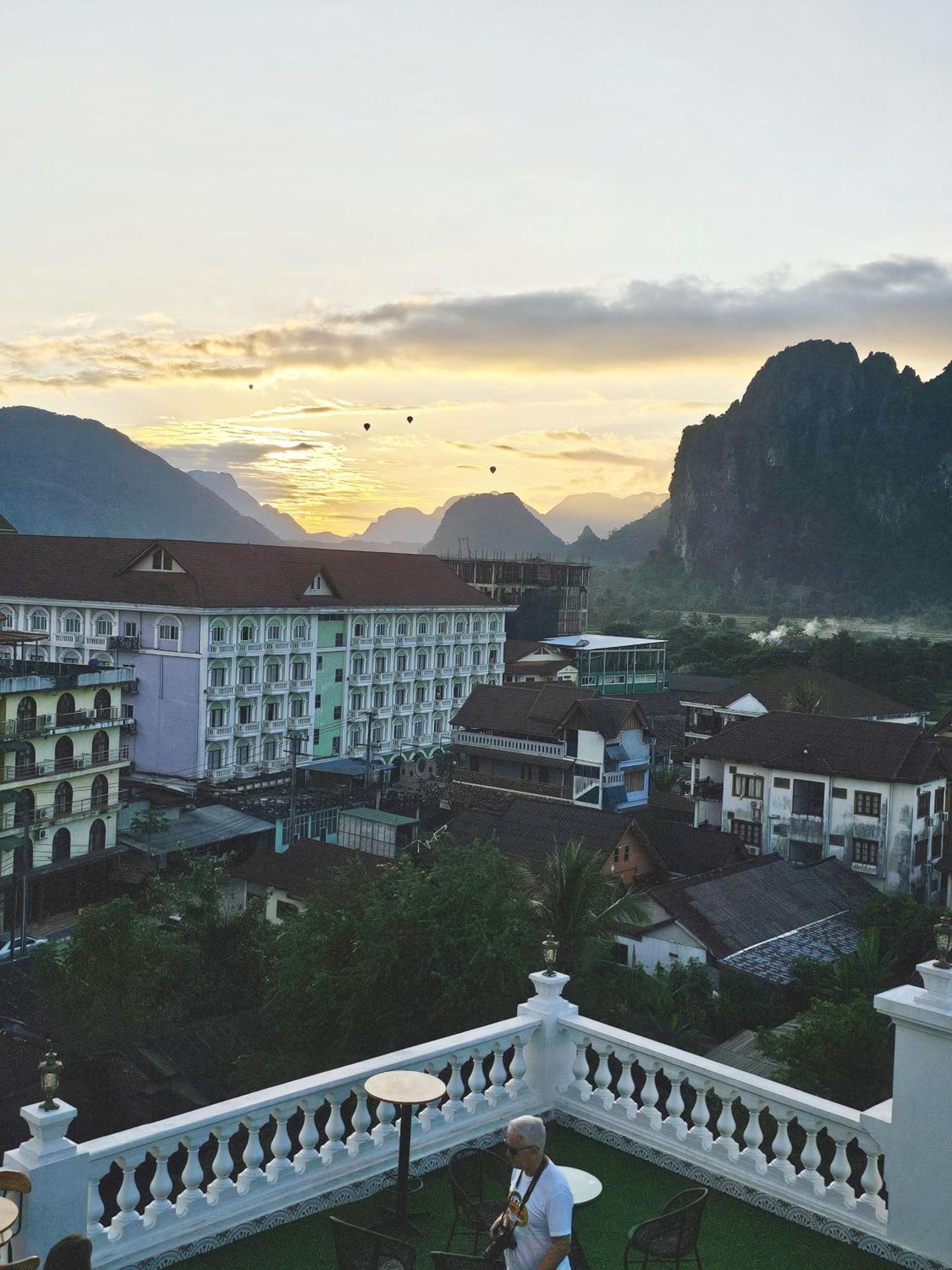 Sky Hotel Vangviang Kültér fotó