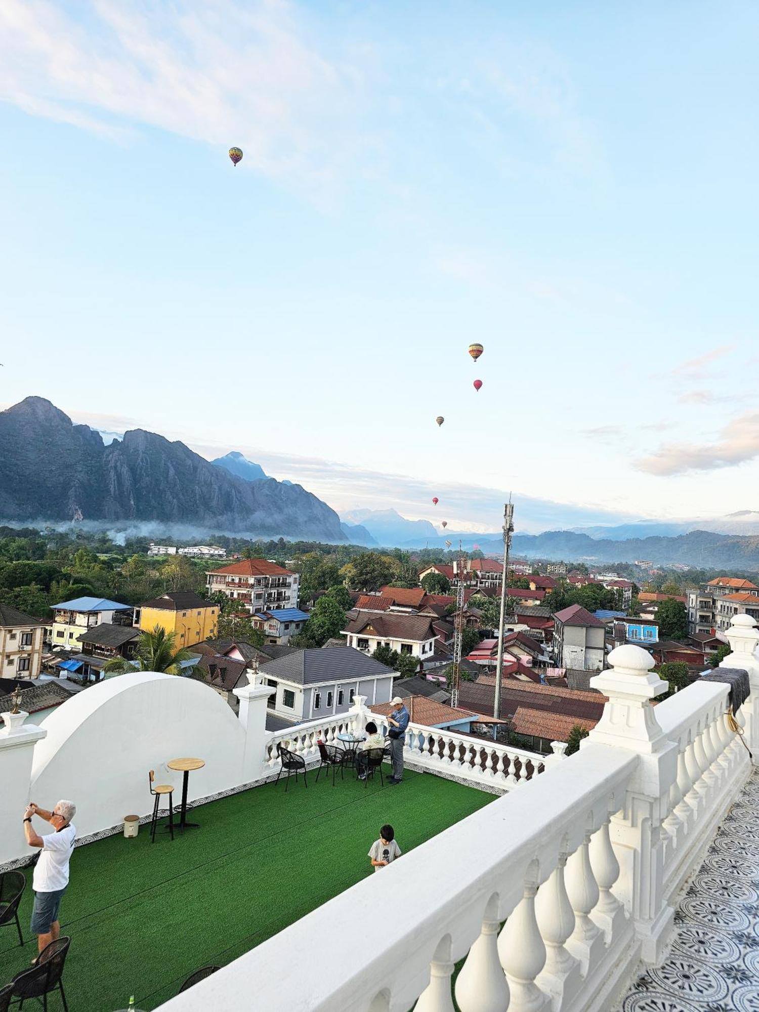 Sky Hotel Vangviang Kültér fotó